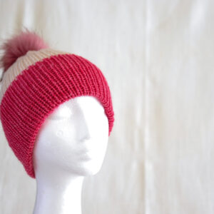 Pompom-beanie i rosa och off-white