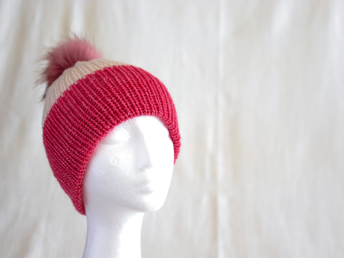 Pompom-beanie i rosa och off-white
